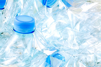 Plastiques dans l’eau minérale – le scandale